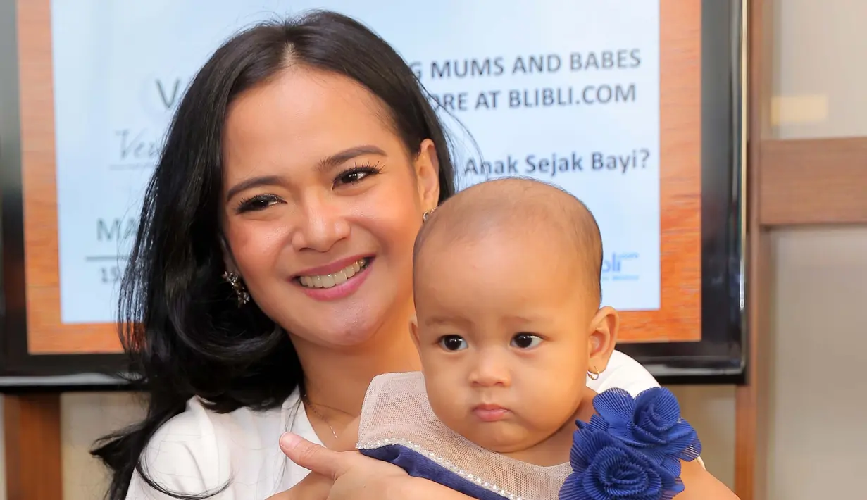 Kakak aktris Sheza Idris ini mengaku sangat menikmati hari-harinya bersama buah hatinya. Selama ini, suami, ibu serta adiknya, Sheza yang membantu merawat anaknya. (Andy Masela/Bintang.com)