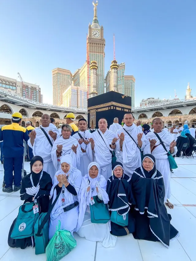 Hadiah dari Raffi Ahmad, Ini 6 Potret Bopak Castello dan Istri Jalani Umrah