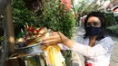 Umat Hindu saat melaksanakan ritual persembahyangan Hari Raya Galungan di Kampung Bali, Bekasi Utara, Bekasi, Jawa Barat, Rabu (16/9/2020). Perayaan hari kemenangan kebenaran (Dharma) atas kejahatan (Adharma) tersebut dilakukan di kediaman masing-masing. (Liputan6.com/Herman Zakharia)