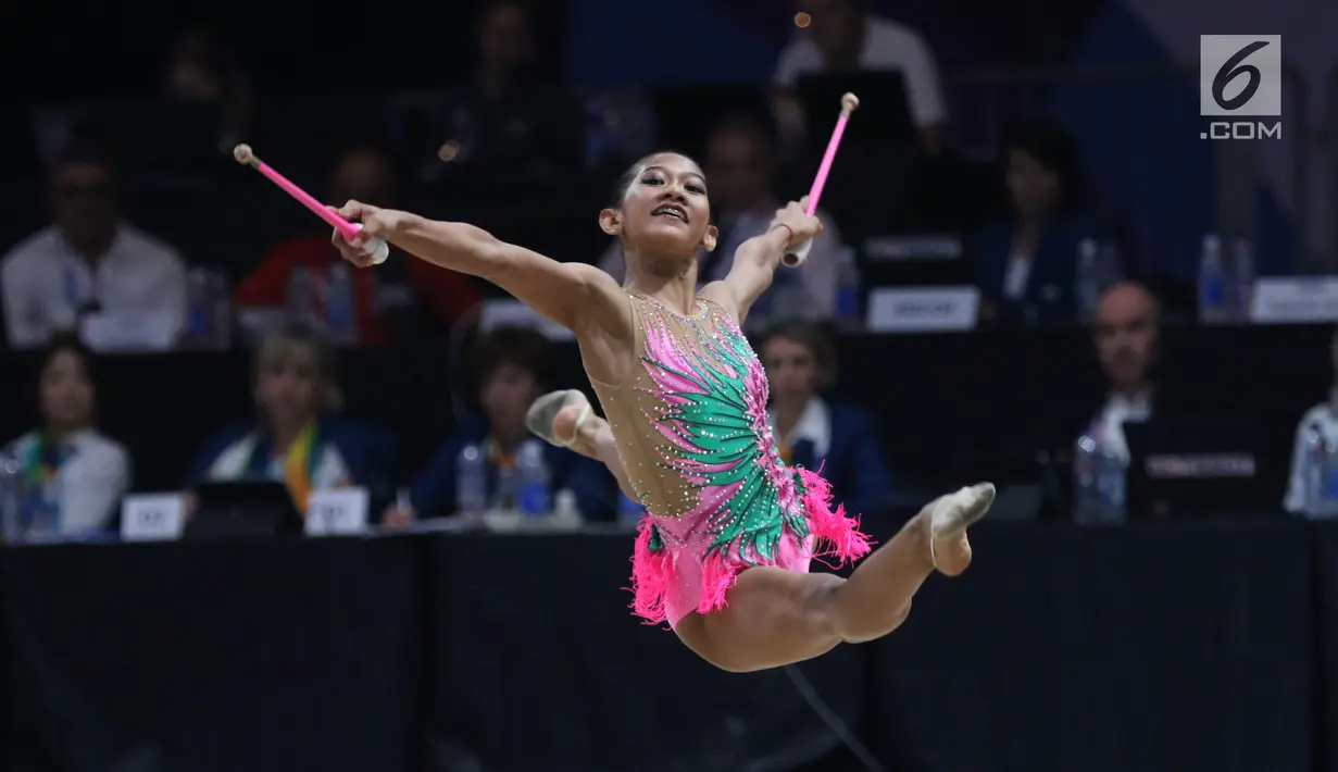 Pesenam Indonesia, Wahyu Putri saat laga nomor gada penyisihan senam ritmik putri Asian Games 2018 di JIEXPO Kemayoran, Jakarta, Senin (27/8). Wahyu Putri hanya mampu mengumpulkan 34,200 poin. (Liputan6.com/Helmi Fithriansyah)