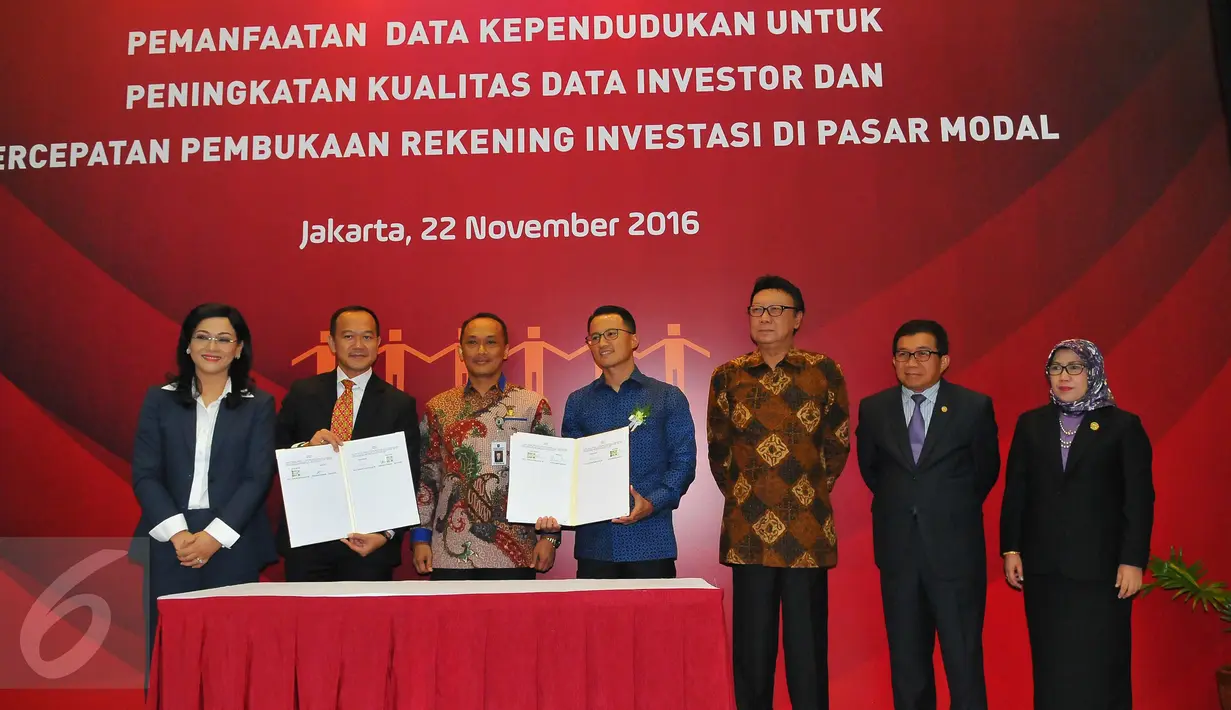 Suasana penandatangan kerja sama KSEI dengan Dukcapil Kementerian Dalam Negeri (Kemendagri) terkait pemanfaatan data kependudukan dengan 100 pelaku usaha Bursa Efek Indonesia (BEI) di Gedung BEI, Jakarta, Selasa (22/11). (Liputan6.com/Angga Yuniar)