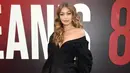 Model Gigi Hadid berpose saat tiba menghadiri pemutaran perdana "Ocean's 8" di Alice Tully Hall di New York, AS  (5/6). Gigi Hadid tampil cantik dan seksi dengan balutan gaun Vera Wang hitam dengan belahan paha tinggi. (AP Photo/Evan Agostini)