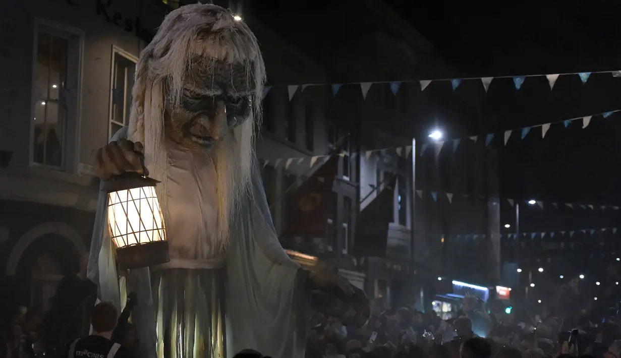 Sebuah boneka nenek sihir raksasa saat menghadiri Parade Halloween di Irlandia (30/10). Parade yang juga dikenal dengan Savage Grace Galway ini menghadirkan nenek sihir, serigala, dan burung hantu. (REUTERS/Clodagh Kilcoyne)