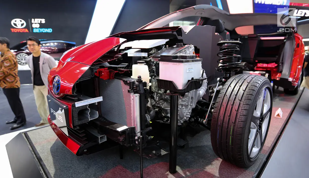 Tampilan sisi mobil hybrid electric vehicle (HEV) Toyota Prius Gen-4 X-Ray cut body yang dipamerkan dalam GAIKINDO Indonesia International Auto Show (GIIAS) 2019 di ICE BSD, Tangerang, Jumat (19/9/2019). Mobil ini melalui pengembangan kendaraan elektrifikasi dalam rangka mendukung kebijakan Pemerint