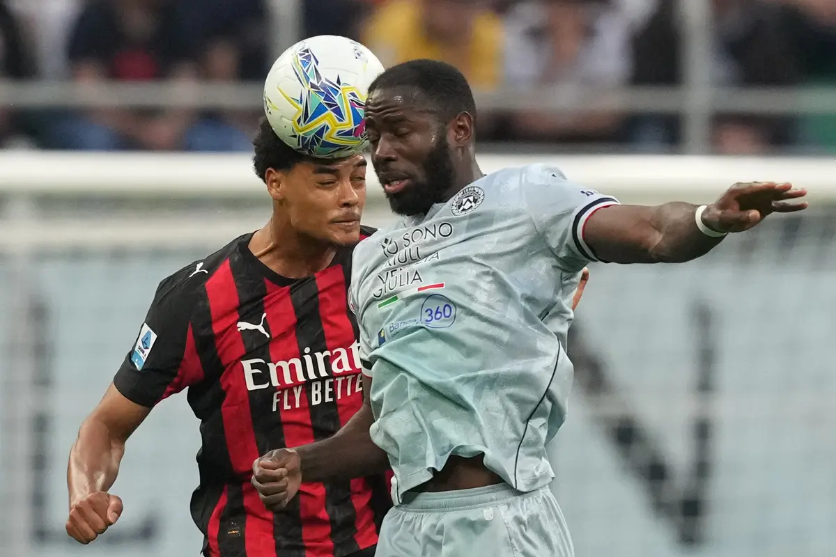 Pemain AC Milan Koni De Winter (kiri) dan pemain Udinese Keinan Davis