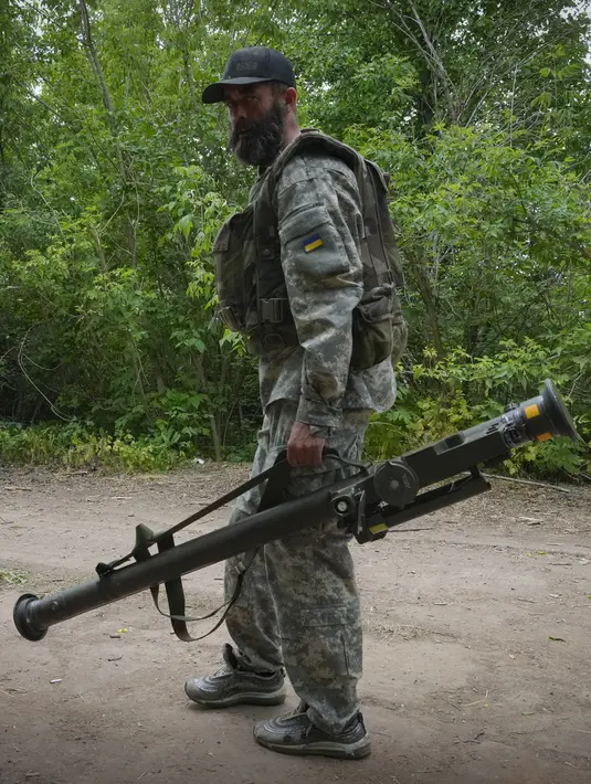 Seorang tentara Ukraina membawa Stinger yang dipasok Amerika Serikat (AS) saat dia berjalan di wilayah Donetsk, Ukraina, 18 Juni 2022. (AP Photo/Efrem Lukatsky)