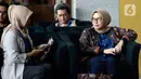 Komisioner KPU Evi Novida Ginting Manik (kanan) menunggu untuk menjalani pemeriksaan di Gedung KPK, Jakarta, Rabu (26/2/2020). Evi diperiksa sebagai saksi untuk tersangka Saeful Bahri terkait kasus dugaan penerimaan hadiah atau janji penetapan anggota DPR Terpilih 2019-2024. (merdeka.com/Dwi Narwoko