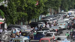 Beberapa kendaraan berjejer terparkir di sisi jalan Kramat Raya, Jakarta (22/6/2016). Pemprov DKI Jakarta harus membuat kebijakan atau terobosan radikal untuk segera mengatasi kemacetan di Jakarta. (Liputan6.com/Helmi Fithriansyah)