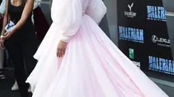 Rihanna berpose untuk fotografer pada pemutaran perdana "Valerian and The City of a Thousand Planets" di Los Angeles, 17 Juli 2017. Rihanna mengenakan gaun off-shoulder dengan siluet mini dress berwarna merah muda yang manis. (Jordan Strauss/Invision/AP)