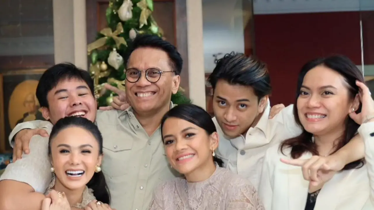 Yuni Shara dan mantan suaminya, Henry Siahaan, masih tetap kompak (https://www.instagram.com/p/CX8LXSQv8Yq/)
