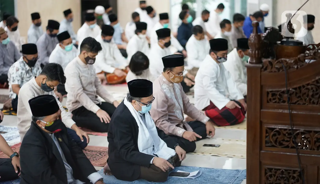 Gubernur dan Wakil Gubernur DKI Jakarta Anies Baswedan dan Ahmad Riza Patria melaksanakan salat Idul Adha di Masjid Fatahillah Balai Kota, Jumat (31/7/2020). Salat yang diikuti para pejabat Pemprov DKI Jakarta tersebut digelar dengan menerapkan protokol kesehatan. (Liputan6.com/Immanuel Antonius)