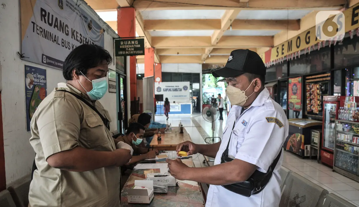 Petugas kesehatan saat memeriksa urine salah satu sopir bus AKAP di Terminal Kampung Rambutan, Jakarta Timur, Selasa (20/12/2022). Memasuki arus libur Natal dan Tahun Baru, Dinas Perhubungan bersama Dinas Kesehatan DKI Jakarta menggelar tes kesehatan bagi sopir dan kondektur selama seminggu ke depan guna mencegah penggunaan narkoba serta untuk menjamin keselamatan perjalanan. (merdeka.com/Iqbal S. Nugroho)