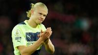 Pemain Manchester City Erling Haaland memberikan tepuk tangan kepada pendukungnya di akhir pertandingan sepak bola Liga Inggris antara Liverpool dan Manchester City di Stadion Anfield, Liverpool, Minggu (16/10/2022). (AP Photo/Jon Super)