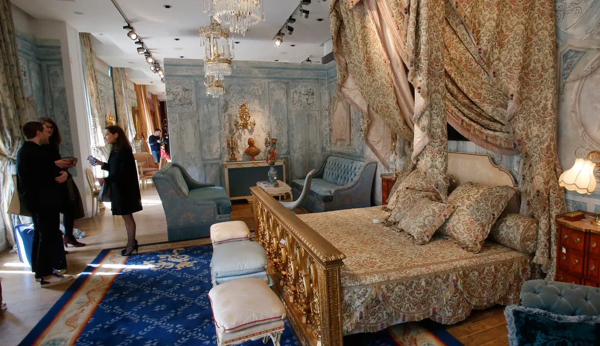 Furniture  ruangan suite Windsor dari Hotel Ritz sebelum dipamerkan di rumah lelang Artcurial, Paris, Rabu (11/4).  Total ada sekitar 1.000 barang perabot dan benda seni yang dilelang dari hotel legendaris di Paris tersebut. (AP Photo/Michel Euler)