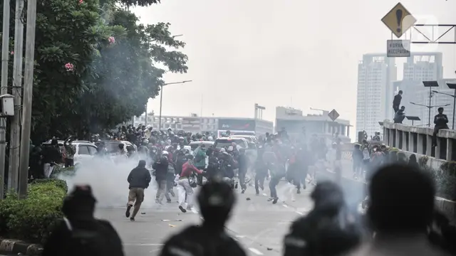 Tembakan Gas Air Mata Bubarkan Aksi Massa