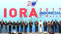 Presiden Joko Widodo (Jokowi) bersama sejumlah pimpinan membuka KTT IORA ke-20 Tahun 2017 di Jakarta Convention Centre, Senayan, Jakarta, Selasa (7/3). Pembukaan ditandai dengan pemukulan alat musik Papua, yaitu Tifa. (Liputan6.com/Angga Yuniar)