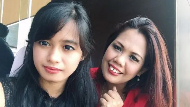 Elly Sugigi dan Ulfi Damayanti