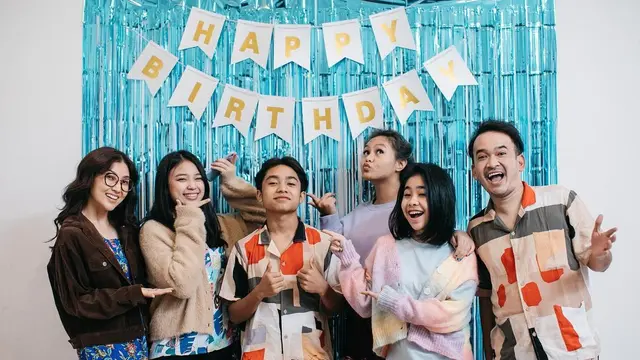 Persahabatan Betrand Peto, Anneth Delliecia, dan Alifa Lubis.