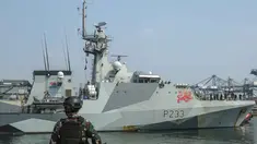 Personel Korps Marinir Indonesia menyambut kedatangan Kapal Perang Kerajaan Inggris His Majesty’s Ship (HMS) Tamar di Pelabuhan Tanjung Priok, Jakarta pada Rabu 17 Juni 2026. (BAY ISMOYO/AFP)