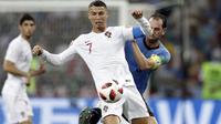 Cristiano Ronaldo (depan) berebut bola dengan pemain Uruguay, Diego Godin pada laga 16 besar Piala Dunia 2018 di Fisht Stadium, Sochi, Rusia, (30/6/2018). Portugal kalah 1-2 dari Uruguay. (AP/Andrew Medichini)