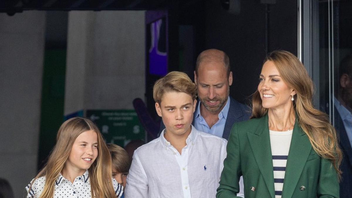 Kate Middleton Tampil Preppy dengan Blazer Hijau dan Perhiasan Favorit