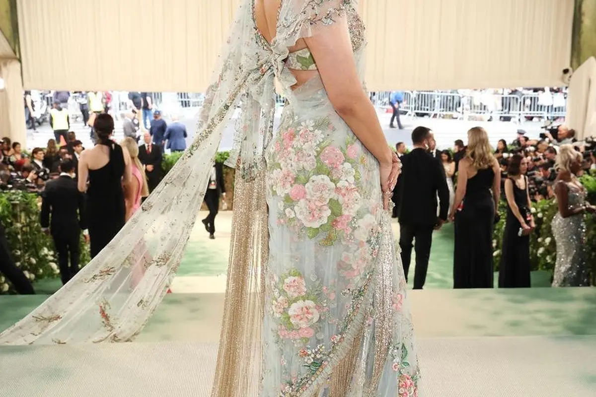 Aktris Bollywood Alia Bhatt memesona kenakan saree India di Met Gala 2024