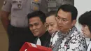 Terdakwa Basuki Tjahaja Purnama atau Ahok berbincang dengan kuasa hukumnya disela sidang ke-10 di Auditorium Gedung Kementan, Jakarta, Senin (13/2). Salah satu saksi ahli, Prof Dr Muhammad Amin Suma dihadirkan pertama kali. (Liputan6.com/Ramdani/Pool)