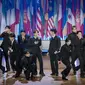 Boy group Seventeen menari dan bernyanyi selama pertunjukan di Unesco di Paris, Selasa, 14 November 2023. (AP Photo / Lewis Joly)
