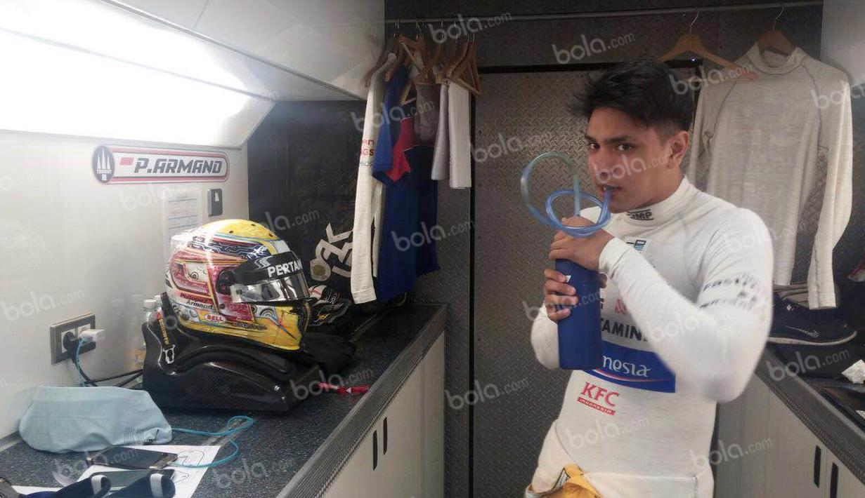 GP2 Spanyol adalah debut bagi Philo Paz Armand dalam balapan yang digelar di Sirkuit Catalunya, Spanyol, Jumat (13/5/2016). (Bola.com/Reza Khomaini)