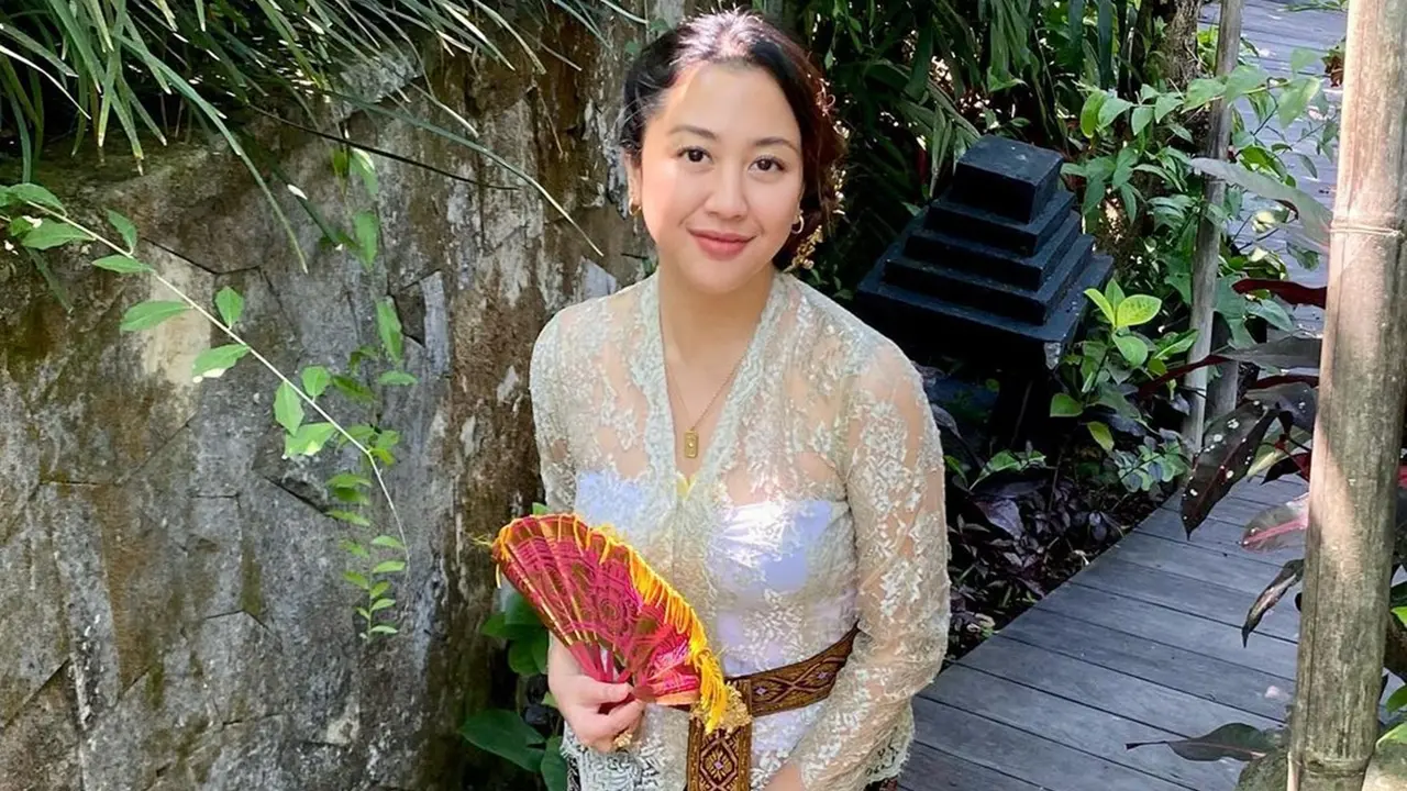 Penampilan Sherina Munaf dalam Balutan Kebaya Ini Curi Perhatian