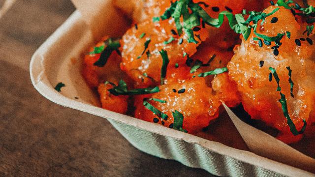 Ilustrasi pengantaran makanan. (dok. unsplash/Aleisha Kalina)