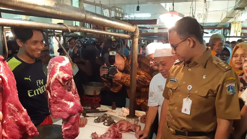 Gubernur DKI Anies Baswedan di Pasar Kramat Jati, Jakrata Timur (Liputan6.com/Delvira Hutabarat)