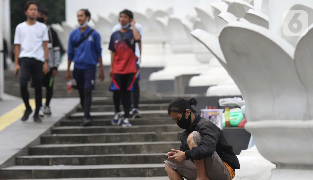 Warga beraktivitas di area Lawang Salapan atau Tepas Salapan Mlawang Dasakreta, Kota Bogor, Jawa Barat, Sabtu (29/8/2020). Wali Kota Bogor Bima Arya Sugiarto mengatakan akan menerapkan jam malam, menyusul ditetapkannya kota hujan ini sebagai zona merah COVID-19. (Liputan6.com/Helmi Fithriansyah)