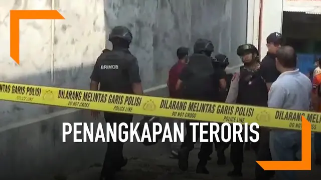 Polisi menggelar oleh tempat kejadian perkara (TKP) di rumah terduga teroris Endang alias Abu Rafi alias Pak Jenggot di Cibinong, Bogor, Jawa Barat. Olah TKP Digelar Tertutup, polisi meminta warga menjauh dari TKP.