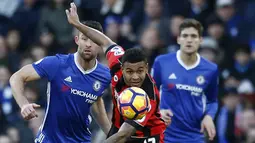 Striker Bournemouth, Joshua King, berusaha lepas dari hadangan kapten Chelsea, Gery Cahill. Meski menang penguasaan bola dari Chelsea hanya 44 persen, kalah dari Bournemoth yang mencapai 56 persen. (Reuters/Peter Nicholls)