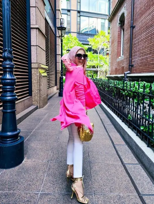 2. Gayanya disempurnakan dengan heels warna emas dan tas Bottega Veneta Mini Jodie  warna emas. Dilansir dari situs resminya, tas tersebut ditaksir sekitar Rp37,2 juta. (Instagram/princessyahrini).