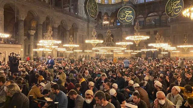 Setelah 88 Tahun, Ini 7 Potret Sholat Tarawih Pertama di Masjid Hagia Sophia