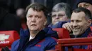 Pelatih Manchester United,Louis van Gaal dan asisten, Ryan Giggs telihat tersenyum pada laga Lanjutan Liga Premier Inggris di Stadion Old Trafford, Sabtu (02/01/2016). Manchester United menang 2-1. (Reuters/Carl Recine)