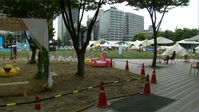 Pemerintah kota membuat pantai mini di pusat kota Seoul. Pantai yang dilengkapi fasilitas untuk beristirahat itu dapat digunakan oleh warga.