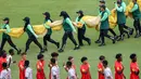 Sejumlah petugas membawa benedera ke luar dari lapangan menjelang laga Piala Dunia U-17 2023 antara Timnas Mali U-17 melawan Timnas Kanada U-17 di Stadion Gelora Bung Tomo (GBT), Surabaya, Kamis (16/11/2023). (Bola.com/Bagaskara Lazuardi)