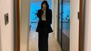 Dalam foto selfie yang diunggahnya ini, terlihat Park Shin Hye mengenakan blazer dan trousers pants wide leg hitam yang senada, dipadu dengan kaus putih untuk innerwear dan menyempurnakan tampilan simple-chicnya. Foto: Instagram @ssinz7.