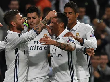 Para pemain Real Madrid merayakan gol yang dicetak Alvaro Morata ke gawang Sporting Lisbon pada laga Liga Champions di Stadion Santiago Bernabeu, Madrid, Spanyol, Kamis (15/9/2016). Real Madrid menang 2-1 atas Sporting Lisbon. (AFP/Gerard Julien)