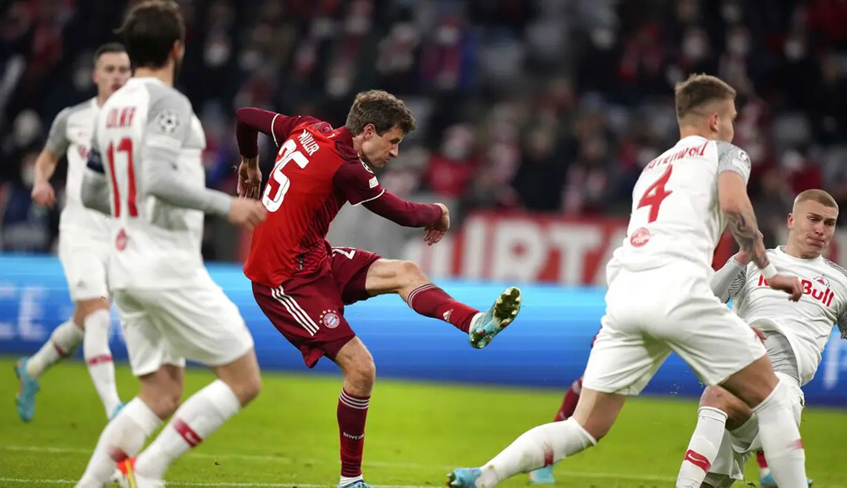 Pemain Bayern Munchen Thomas Mueller mencetak gol ke gawang Salzburg pada pertandingan leg kedua babak 16 besar Liga Champions di Munich, Jerman, 8 Maret 2022. Bayern Munchen menang 7-1. (AP Photo/Matthias Schrader)