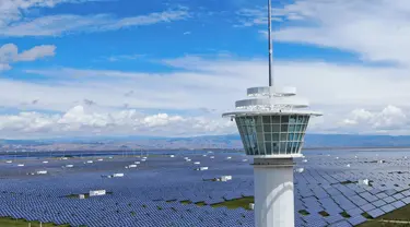 Foto udara menunjukkan pembangkit listrik tenaga surya di kawasan pengembangan industri hijau di Provinsi Qinghai, China (17/8/2020). Pembangkit listrik tenaga surya tersebut tidak hanya menghasilkan listrik tetapi juga membantu meningkatkan pendapatan warga miskin. (Xinhua/Zhang Long)