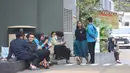 Beberapa karyawan berkumpul di sekitar area gedung Badan Gizi Nasional (BGN) di Jalan Kebon Sirih, Menteng, Jakarta Pusat, Rabu (3/6/2026), menyusul pergantian jajaran pimpinan di lembaga tersebut. (Kapanlagi.com/Budy Santoso)