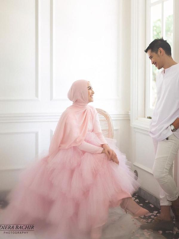 Citra Kirana dan Rezky Aditya kembali lakoni prewedding yang kini bernuansa pink dan putih. (Sumber: Instagram/@nandio_official)