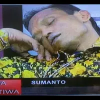 Sumanto, si pemakan mayat itu diundang di salah satu acara TV nasional dan ketiduran saat siaran langsung. Semua gak berani membangunkannya.