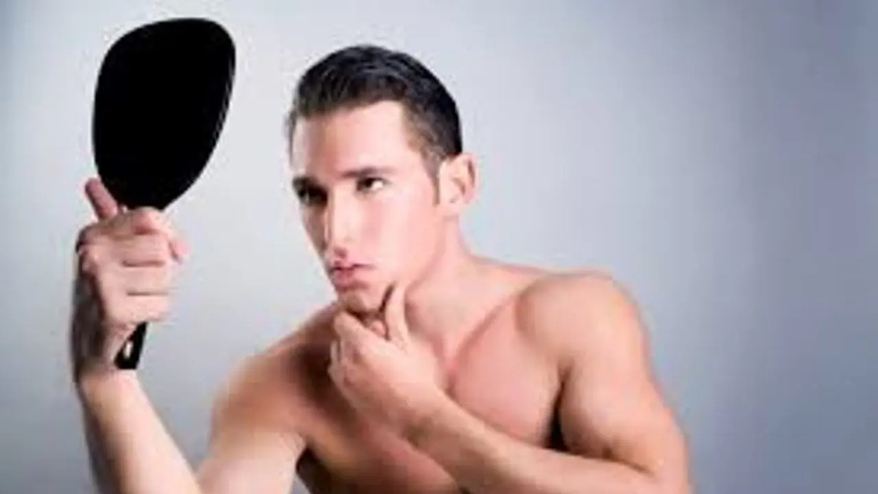 5 Sikap Cowok Narsis yang Kerap Buat Kesal Cewek