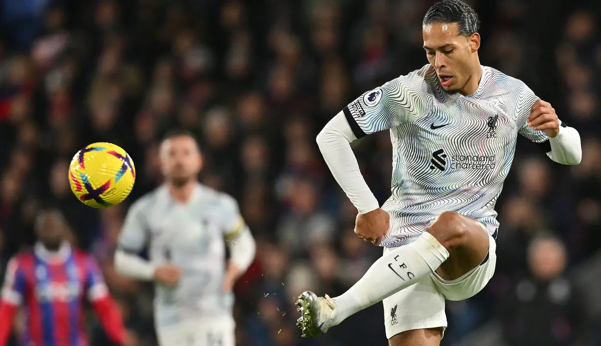 Bek Liverpool, Virgil van Dijk mengontrol bola saat menghadapi Crystal Palace pada laga Liga Inggris 2022/2023 di Selhurst Park, London (25/2/2023). Virgil van Dijk didatangkan Southampton pada awal musim 2015/2016 dari Glasgow Celtic. Setelah 2,5 musim dan tampil dalam 80 laga di semua ajang dengan torehan 7 gol, ia dilepas ke Liverpool dengan nilai transfer 84,65 juta euro pada tengah musim 2017/2018 dan masih bertahan hingga kini. (AFP/Glyn Kirk)