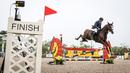 Atlet berkuda tim W-Equestrian, Erwin M. Yoga beraksi pada Show Jumping 140 cm saat ajang Solidarity Equestrian Challange 2022 yang berlangsung di Jakarta International Equestrian Park, Jakarta Timur, Minggu (30/01/2022). (Bola.com/Bagaskara Lazuardi)